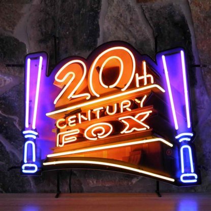 Neonskilt med «20th Century Fox» og bakgrunn