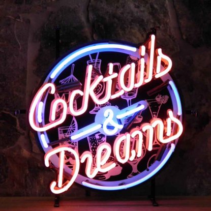 Neonskilt med teksten «Cocktails and dreams» og bakgrunn