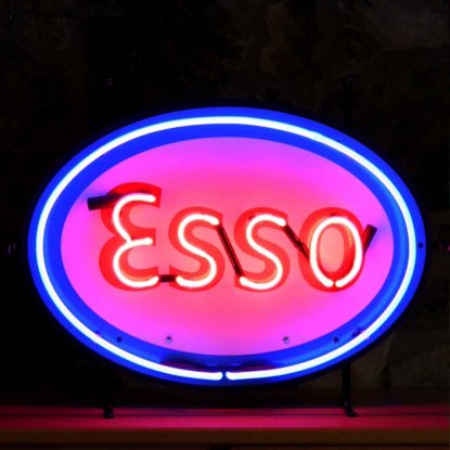 Esso-neonskilt med bakgrunn