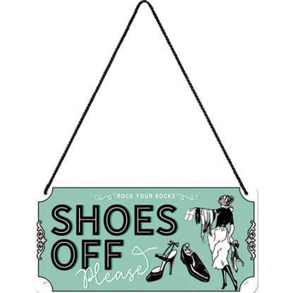 Metallskilt med henger: «Shoes off»