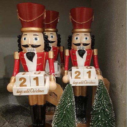 Nøtteknekker med kalender og rød lue, 26 cm