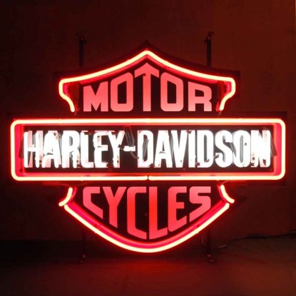 Neonskilt med «Harley Davidson» og bakgrunn