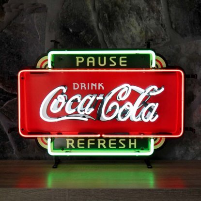 Neonskilt «Coca Cola Refresh» med bakgrunn