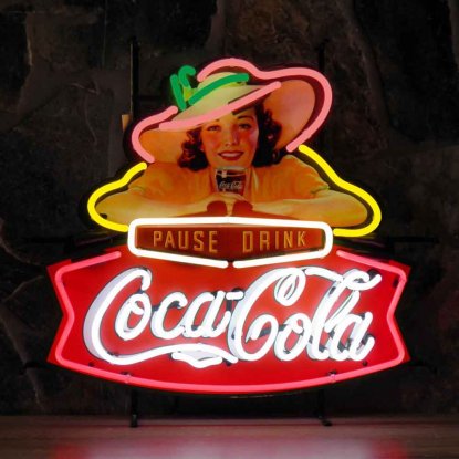 Neonskilt med «Coca Cola Girl» og bakgrunn