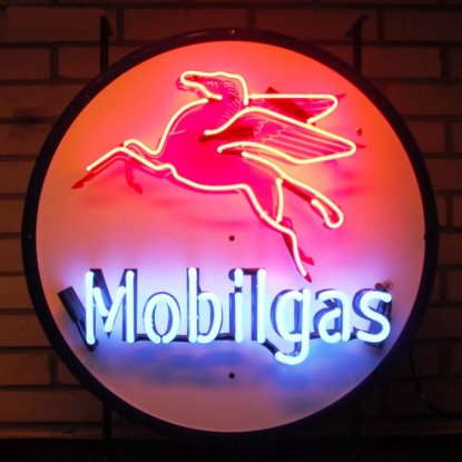 Neonskilt «Mobil» med bakgrunn