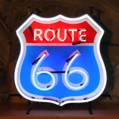 Neonskilt «Route 66» med bakgrunn
