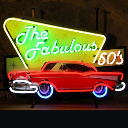 Neonskilt «The fabulous 50ties» med bakgrunn