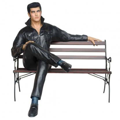 Rock & Roll-sanger uten benk – sittende statue