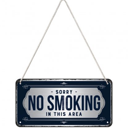 Metallskilt med hengende «sorry, no smoking»