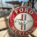Rund metallskilt med «Ford Mustang», Ø 35 cm