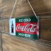 Plateskilt med henger «Coca-Cola Ice Cold»