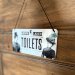 Plateskilt med «Toilets»-henger