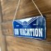 Metallskilt med henger «Pan Am – On Vacation»