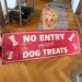 Plateskilt «Ingen adgang uten hundegodbiter» 13 x 40 cm