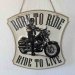 Metallskilt «Born to ride, Ride to live» med oppheng, 28 x 30 cm