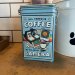 Blikkbeholder «All I need is coffee» med trykknapp
