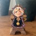 Disney-figuren Cogsworth holder vakt