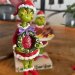 Grinchen med julekrans og julepynt – Jim Shore