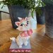 Disney-figuren Marie i en karakteristisk positur