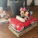 Disney-figurene Musse og Mimmi kjører bil