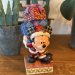 Disney-figuren Musse bærer på julegaver
