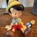Disney-figur: Pinocchio og Benjamin Syrsa