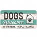 Plateskilt med «Dogs Welcome»-anheng