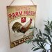 Metallskilt «Farm Fresh EGGS» med oppheng, 28 x 40 cm