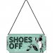 Metallskilt med henger: «Shoes off»