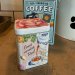 Blikkbeholder «All I need is coffee» med trykknapp
