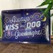 «Kiss your dog»-skilt, 20 x 30 cm