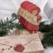 Juledekorasjon: Papirfigur av jente med gavepakke