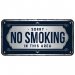 Metallskilt med hengende «sorry, no smoking»