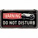 Metallskilt med henger: «Do not Disturb»