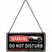 Metallskilt med henger: «Do not Disturb»