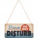Metallskilt med henger: «Do Not Disturb»