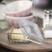 Liten smørboks i mønstret glass