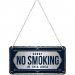 Metallskilt med hengende «sorry, no smoking»