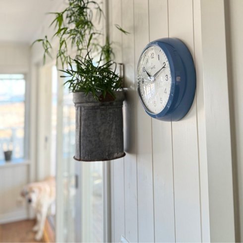 Veggklokke fra Urfabriken, Ø 24 cm, blå