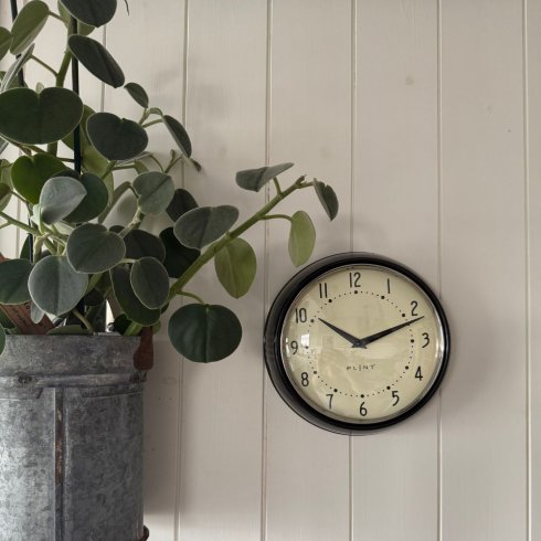 Klokke fra 50-tallet, svart (Plint)