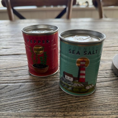 Salt- og pepperbøtter av metall, Cornish