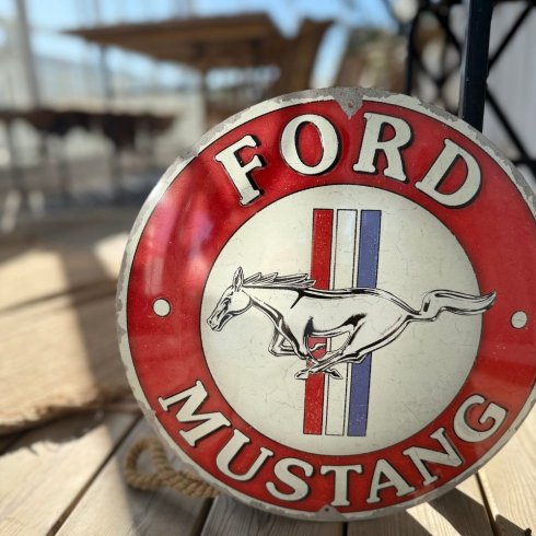 Rund metallskilt med «Ford Mustang», Ø 35 cm