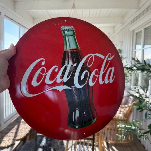 Rund metallskilt med Coca-Cola-motiv, Ø 35 cm