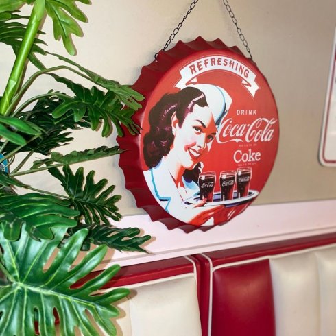 Coca-Cola metallskilt med kjede – Servering