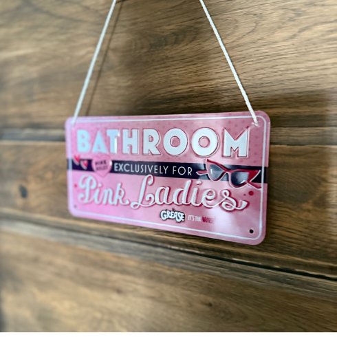 Plateskilt med oppheng «Badrum Pink Ladies»