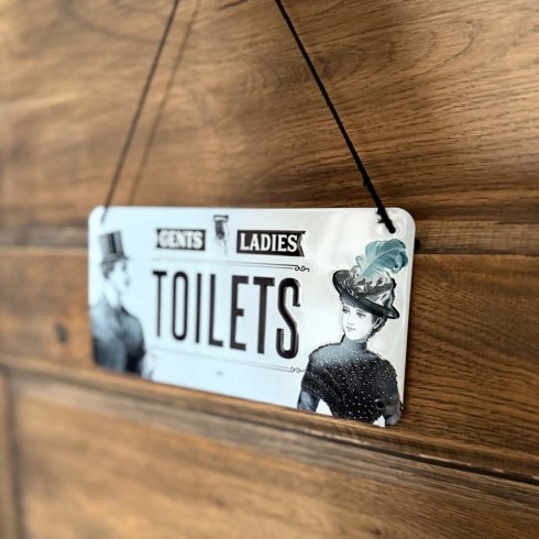 Plateskilt med «Toilets»-henger