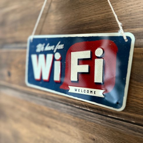 Plateskilt med «Free Wifi»-merke