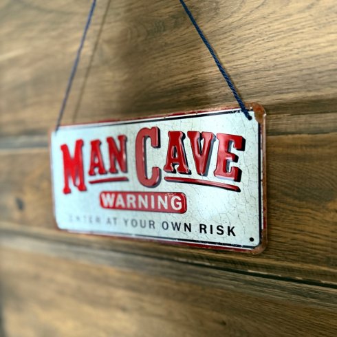 Plateskilt med oppheng «Mancave»