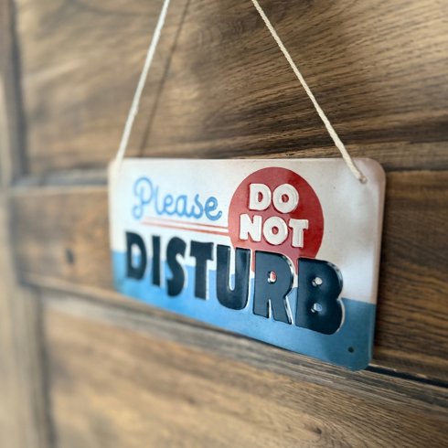 Metallskilt med henger: «Do Not Disturb»