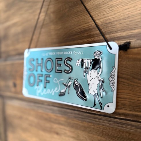 Metallskilt med henger: «Shoes off»